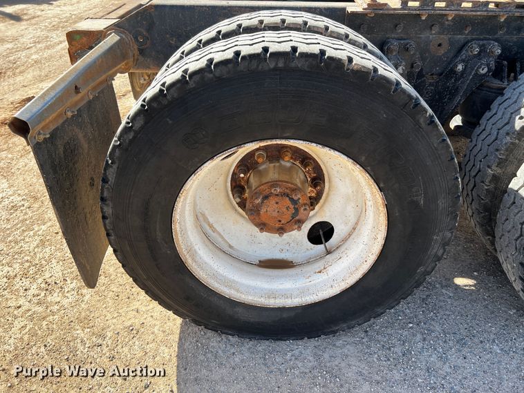 image for item DO8896 1995 Kenworth W900  semi truck