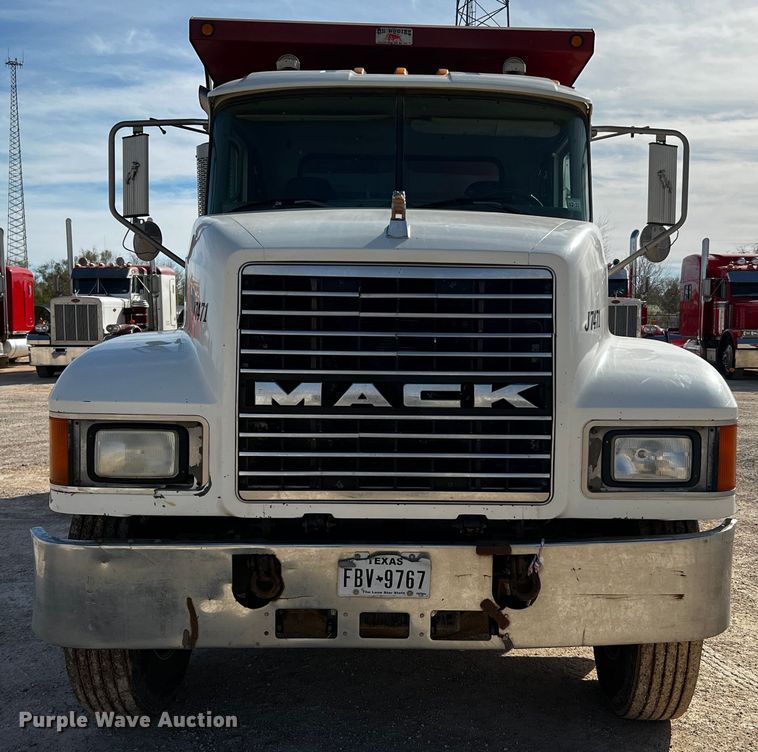 image for item DO8901 2004 Mack CH613  dump truck