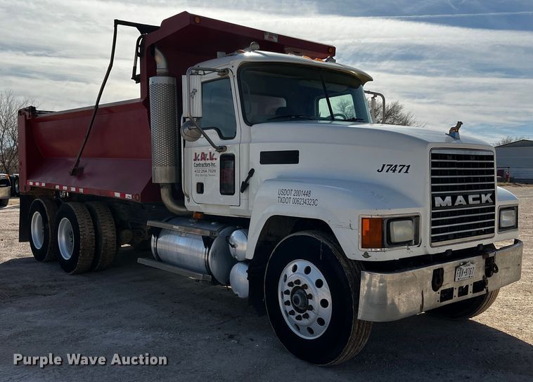 image for item DO8901 2004 Mack CH613  dump truck