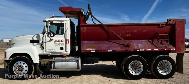 image for item DO8901 2004 Mack CH613  dump truck