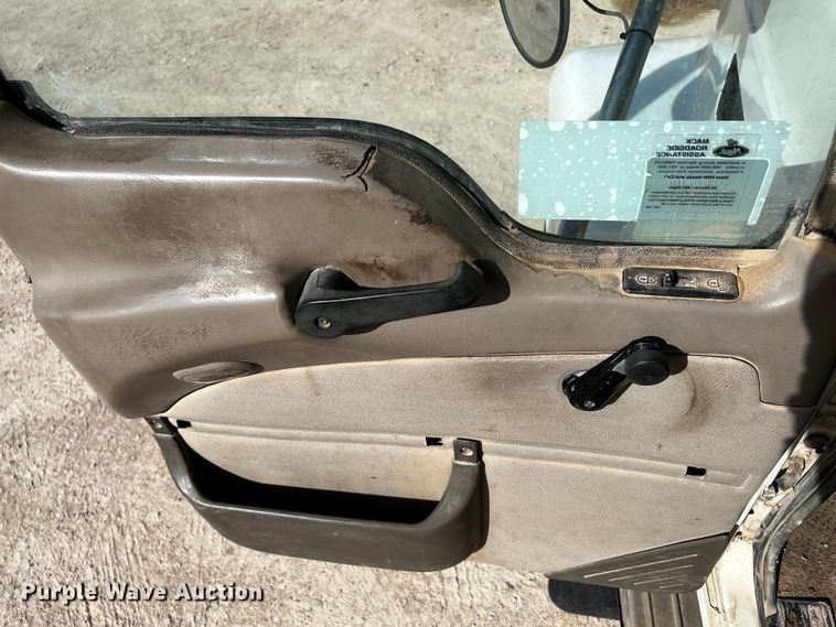 image for item DO8901 2004 Mack CH613  dump truck