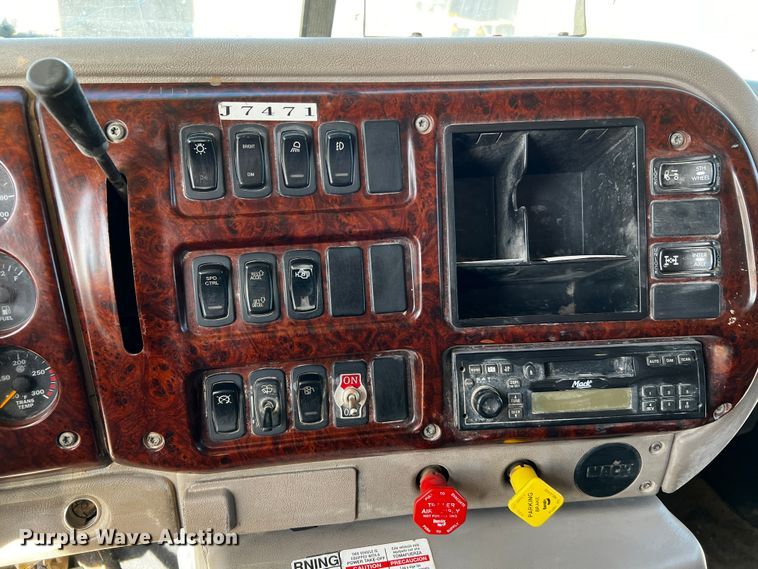 image for item DO8901 2004 Mack CH613  dump truck