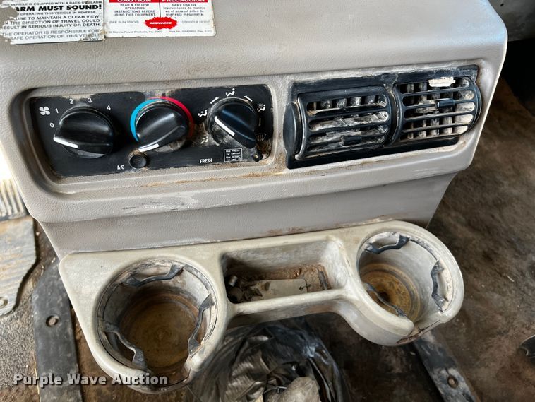 image for item DO8901 2004 Mack CH613  dump truck