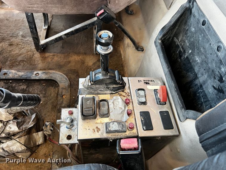 image for item DO8901 2004 Mack CH613  dump truck