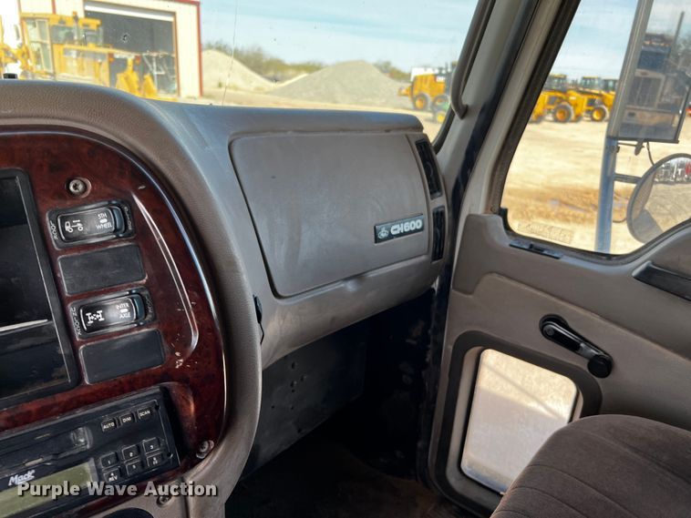 image for item DO8901 2004 Mack CH613  dump truck