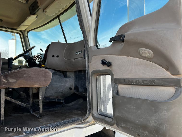 image for item DO8901 2004 Mack CH613  dump truck