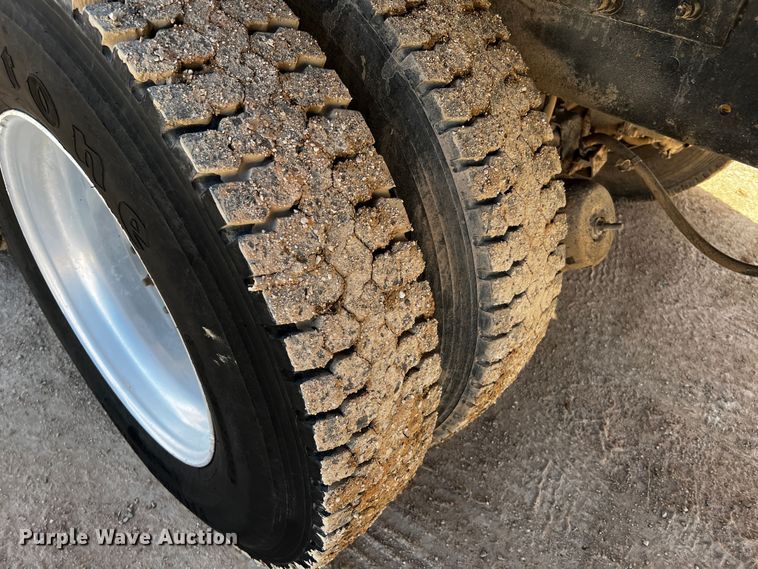 image for item DO8901 2004 Mack CH613  dump truck