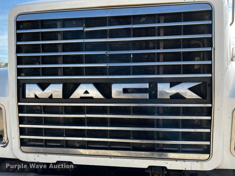 image for item DO8901 2004 Mack CH613  dump truck