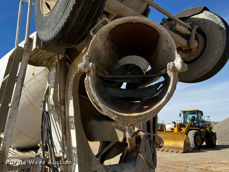 image for item DO8904 2001 Kenworth  ready mix truck