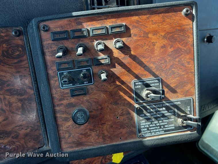 image for item DO8904 2001 Kenworth  ready mix truck