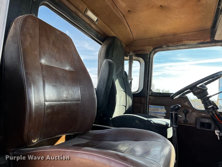 image for item DO8904 2001 Kenworth  ready mix truck