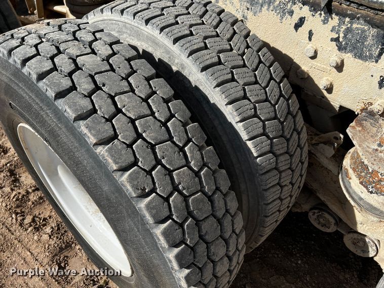 image for item DO8904 2001 Kenworth  ready mix truck