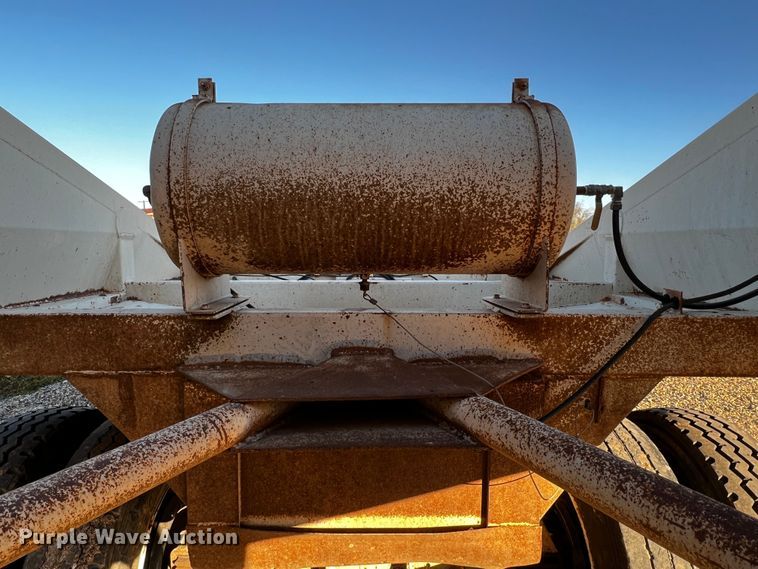 image for item DO8911 1996 Midland MG40CLAM  bottom dump trailer