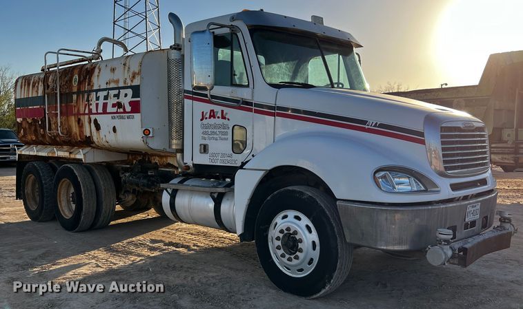 image for item DO8917 2007 Freightliner Columbia  water truck