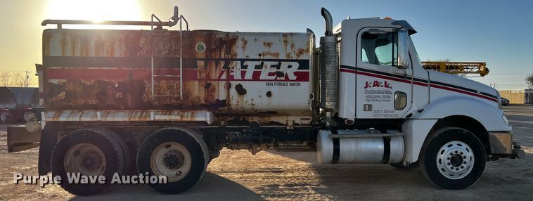 image for item DO8917 2007 Freightliner Columbia  water truck