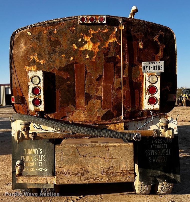 image for item DO8917 2007 Freightliner Columbia  water truck