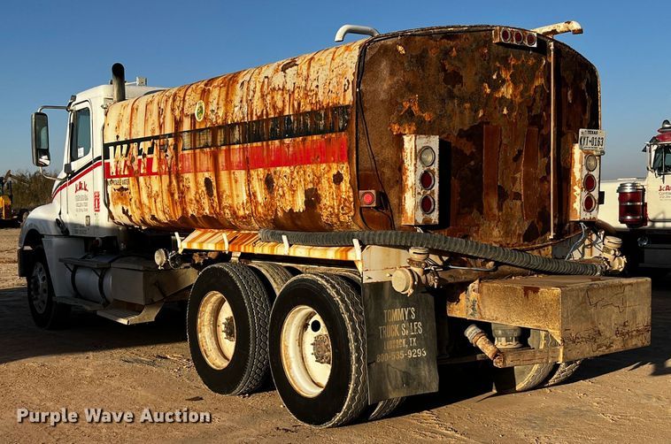 image for item DO8917 2007 Freightliner Columbia  water truck