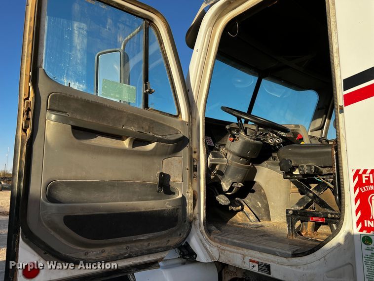 image for item DO8917 2007 Freightliner Columbia  water truck