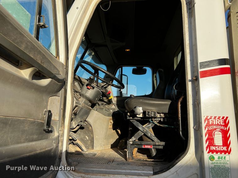 image for item DO8917 2007 Freightliner Columbia  water truck