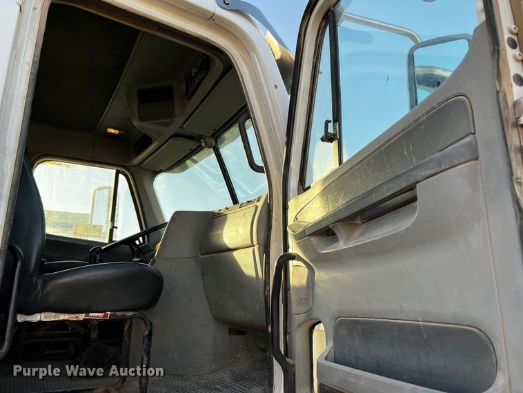 image for item DO8917 2007 Freightliner Columbia  water truck