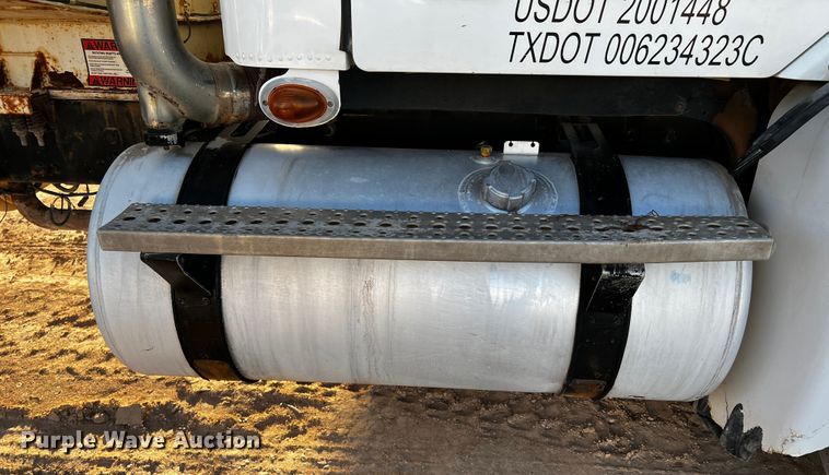 image for item DO8917 2007 Freightliner Columbia  water truck