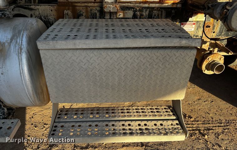 image for item DO8917 2007 Freightliner Columbia  water truck