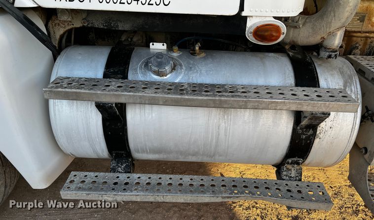 image for item DO8917 2007 Freightliner Columbia  water truck