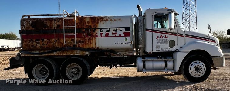 image for item DO8918 2007 Freightliner Columbia  water truck