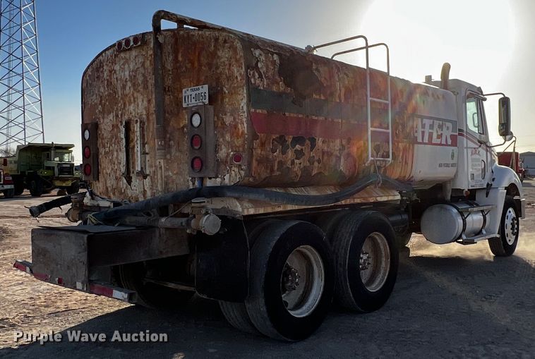 image for item DO8918 2007 Freightliner Columbia  water truck