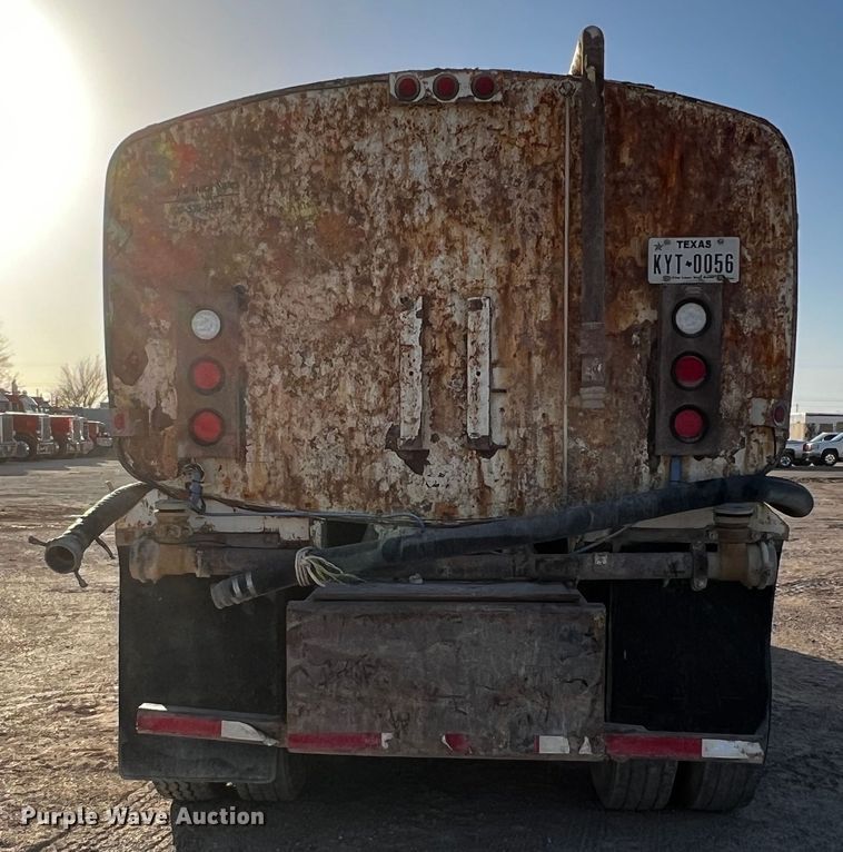 image for item DO8918 2007 Freightliner Columbia  water truck