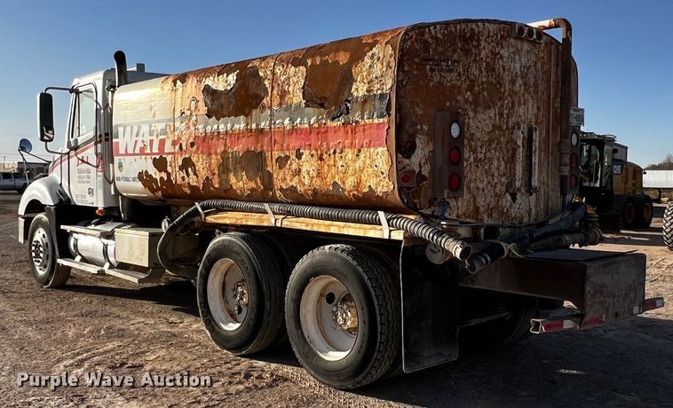 image for item DO8918 2007 Freightliner Columbia  water truck