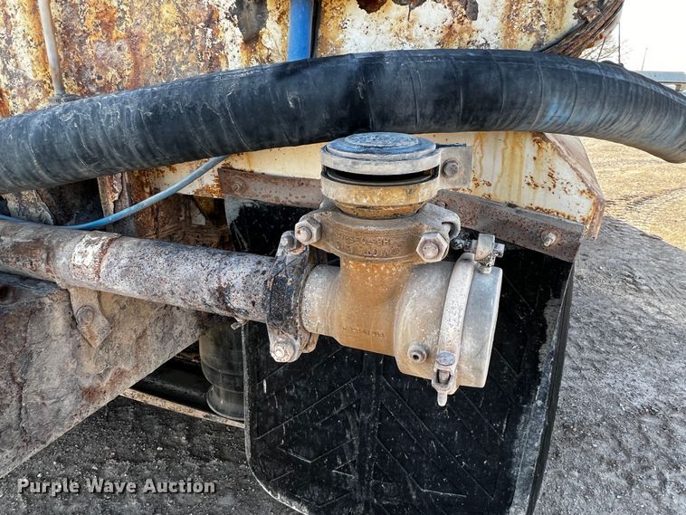 image for item DO8918 2007 Freightliner Columbia  water truck