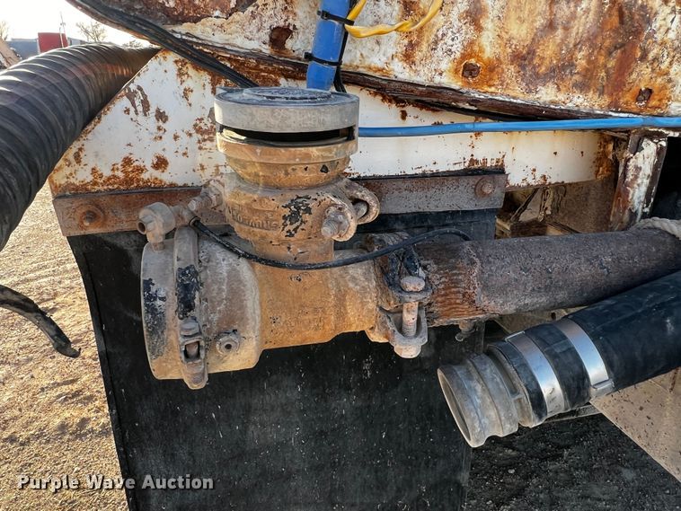 image for item DO8918 2007 Freightliner Columbia  water truck