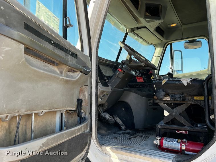 image for item DO8918 2007 Freightliner Columbia  water truck