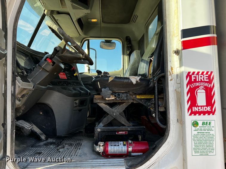 image for item DO8918 2007 Freightliner Columbia  water truck