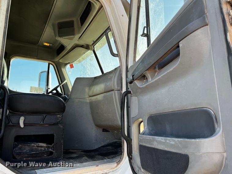 image for item DO8918 2007 Freightliner Columbia  water truck