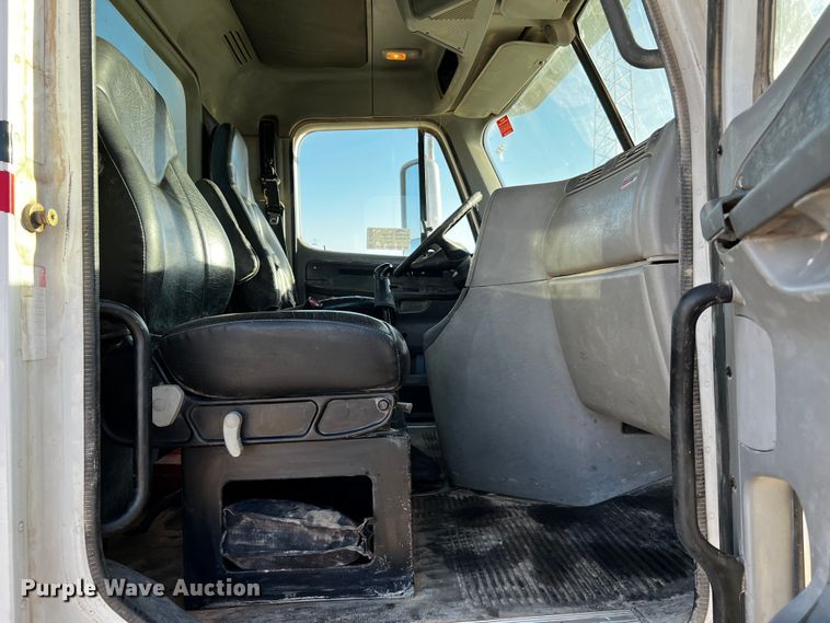 image for item DO8918 2007 Freightliner Columbia  water truck