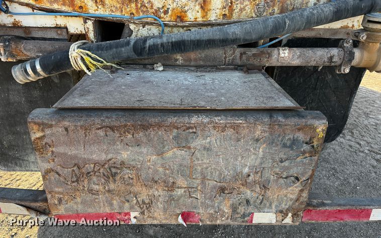 image for item DO8918 2007 Freightliner Columbia  water truck