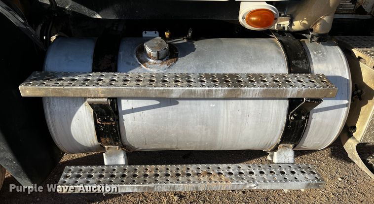 image for item DO8918 2007 Freightliner Columbia  water truck