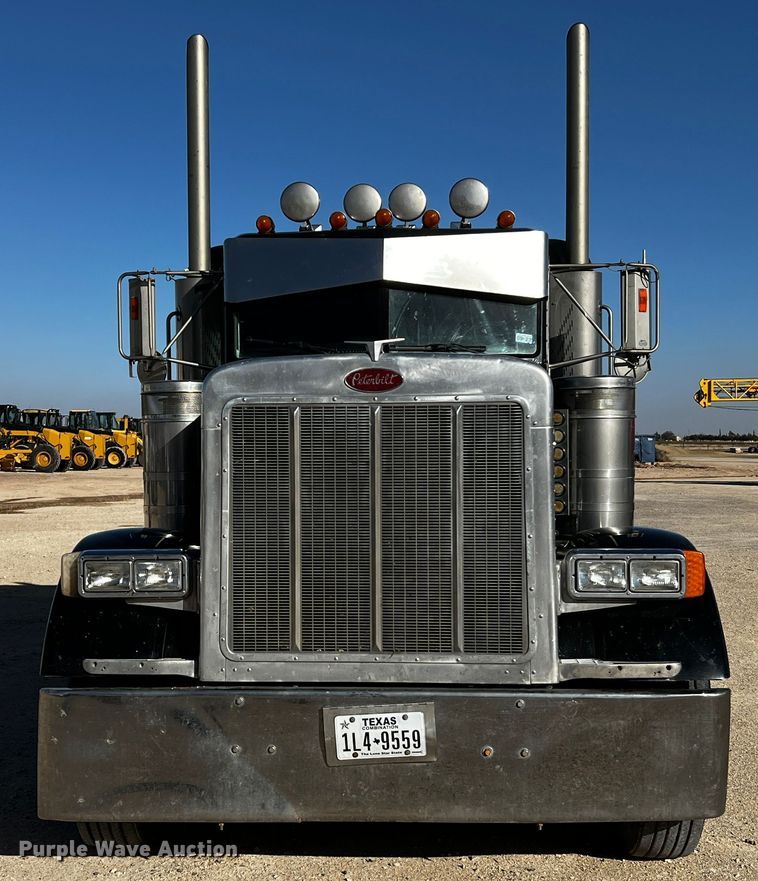 image for item DO8919 2004 Peterbilt 379  semi truck