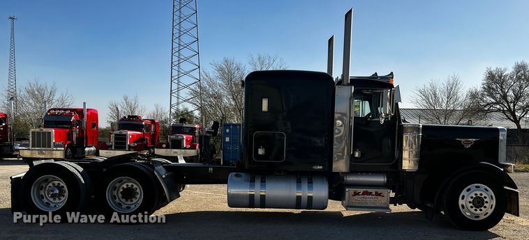 image for item DO8919 2004 Peterbilt 379  semi truck