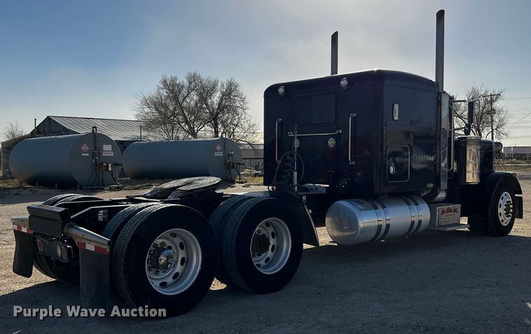 image for item DO8919 2004 Peterbilt 379  semi truck
