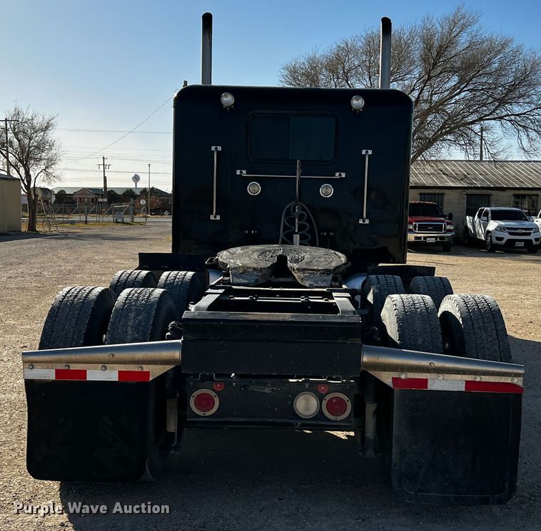 image for item DO8919 2004 Peterbilt 379  semi truck