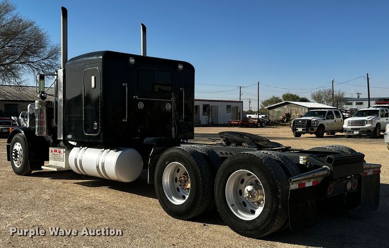 image for item DO8919 2004 Peterbilt 379  semi truck