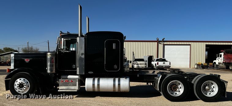 image for item DO8919 2004 Peterbilt 379  semi truck
