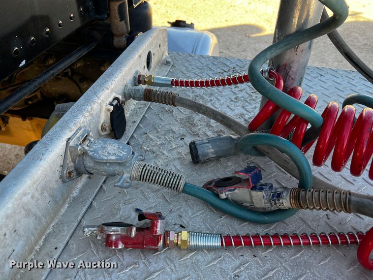 image for item DO8919 2004 Peterbilt 379  semi truck