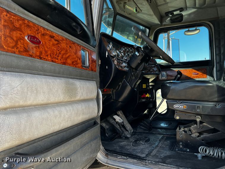 image for item DO8919 2004 Peterbilt 379  semi truck