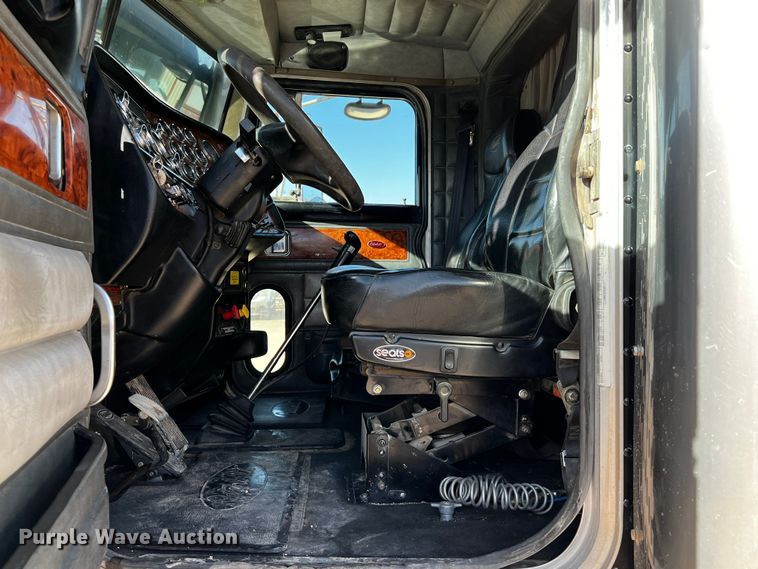 image for item DO8919 2004 Peterbilt 379  semi truck