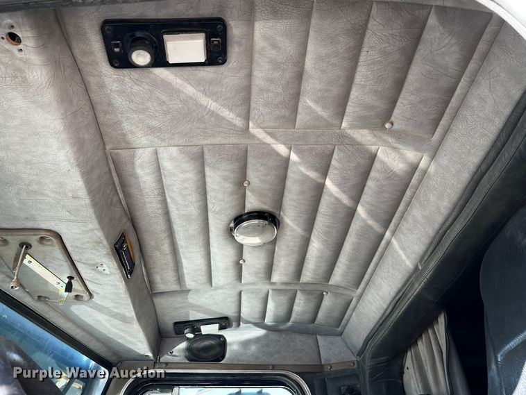 image for item DO8919 2004 Peterbilt 379  semi truck