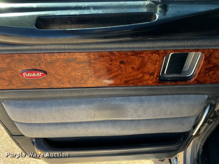 image for item DO8919 2004 Peterbilt 379  semi truck